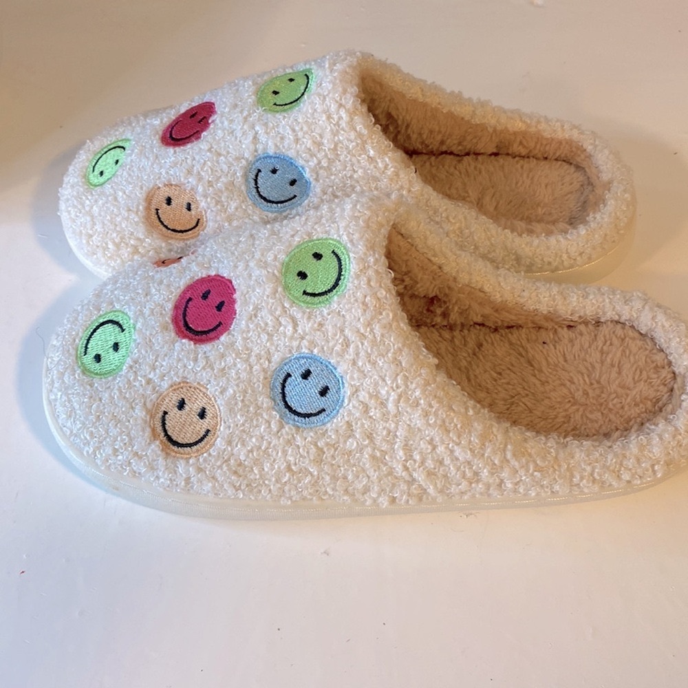 Cozy Smiley Face House Shoes (Size 5-6, Small) - Picture 2 of 4